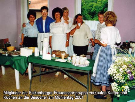 Mitglieder der Falkenberger Frauensportgruppe verkaufen Kaffee und Kuchen an die Besucher am Mühlentag 2001