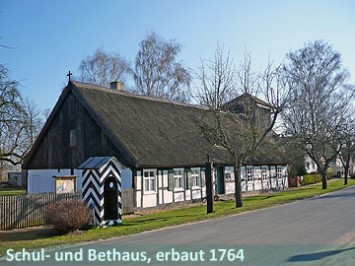 Schul und Bethaus erbaut 1764 360,